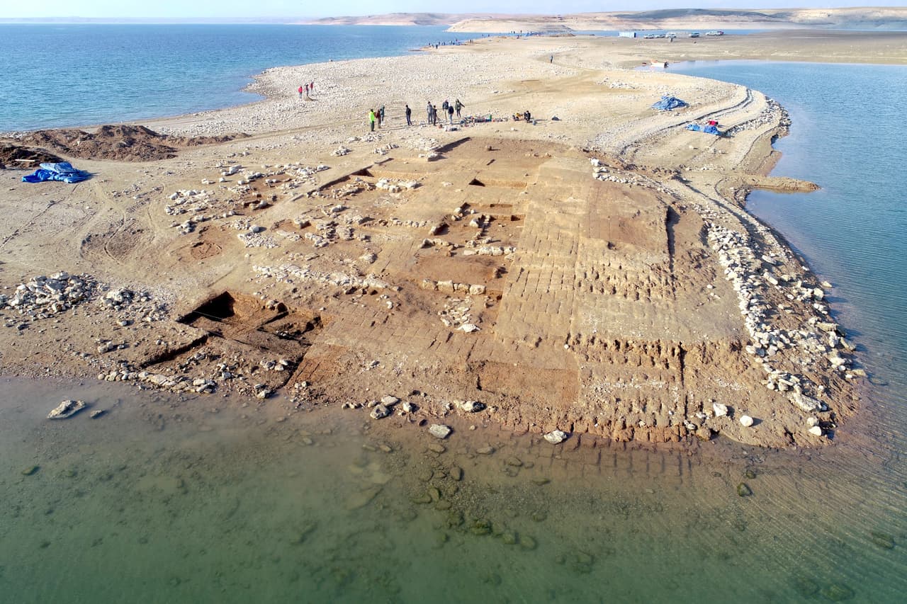 La ciudadela, de la Edad de Bronce y sobre la que no había estudios arqueológicos previos, incluye numerosos edificios, entre los que hay un palacio. Los investigadores creen que pudo haber sido un importante centro urbano del Reino Mittani (1550 al 1350 a. C.).