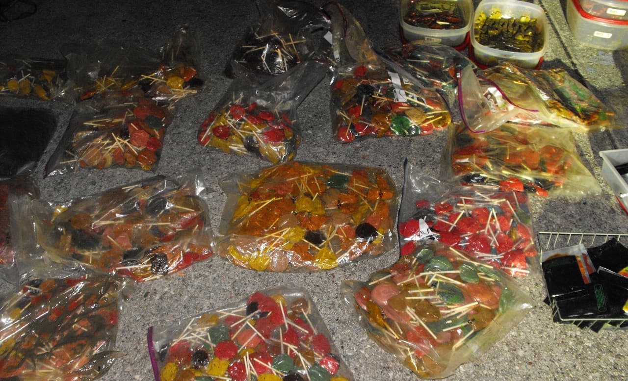 Las autoridades creen que los traficantes tenían la intensión de vender las drogas a niños. Los dulces fueron diseñados con formas de personajes como Batman y algunos de los caracteres de Star Wars.