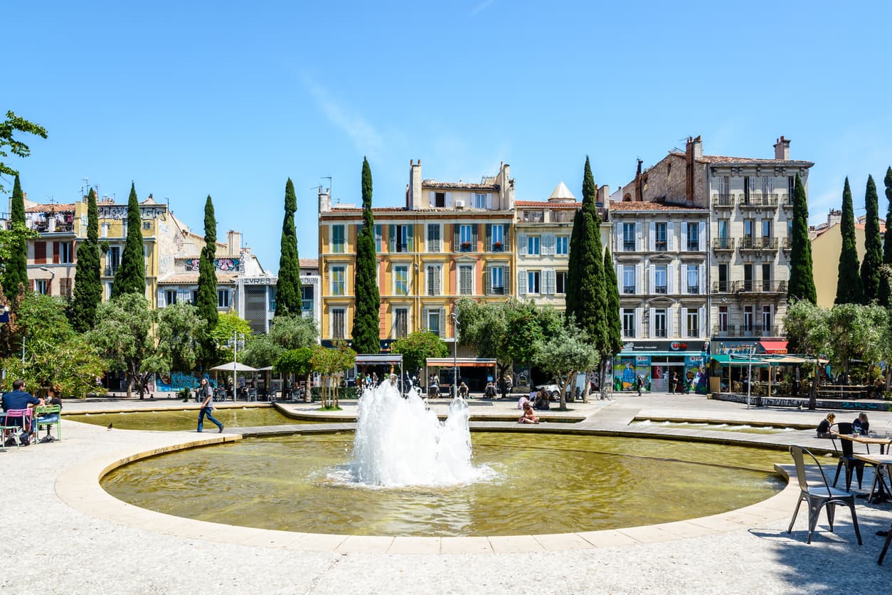<h3 class="cms-H3-H3"><b>10. Cours Julien - Marsella, Francia</b></h3>
<br>
<br>Este barrio se encuentra al este del elegante puerto deportivo de Marsella, cerca del Puerto Viejo. Este barrio acogió a los mercados mayoristas al aire libre de la ciudad y actuamlente está lleno de mercados callerjos, locales de música en vivo, tiendas de ropa vintage, librerías de segunda mano o galerías de arte. También hay una importante muestra de graffitis, tiendas de discos de vinilo o el cine La Baleine, que pone películas de cine de autor. En Cours Julien se realiza el festival Kousskouss, que dura 10 días entre finales de agosto y principios de septiembre, en los que se puede degustar de este plato típico del norte de África.