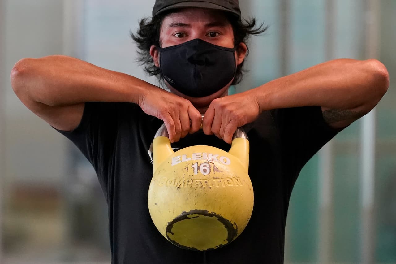 Las medidas de higiene en estos establecimientos son más estrictas debido a que se trata de lugares con un mayor riesgo para la propagación del coronavirus. En la imagen, Tim Robles se ejercita en el Fitness SF Transbay de San Francisco.