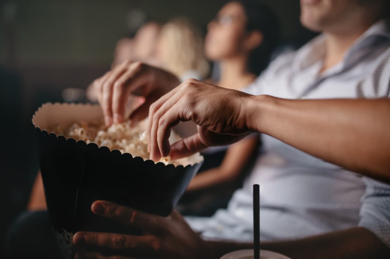 <b>Compartir las palomitas</b>
<br>Dawson y sus estudiantes condujeron experimentos en los cuales untaron una cepa no infecciosa de la 
<a href="http://www.univision.com/noticias/e-coli/retiran-del-mercado-mezcla-para-pancakes-por-riesgo-de-contaminacion-con-e-coli">bacteria <i>E. coli </i></a>en las manos de voluntarios y midieron 
<a href="https://www.researchgate.net/publication/283760972_Bacterial_Transfer_from_Hands_While_Eating_Popcorn">qué tanto las transferían a las palomitas</a>. Demostraron que aunque hubo transferencia, fue únicamente el 0.02% de las bacterias presentes.