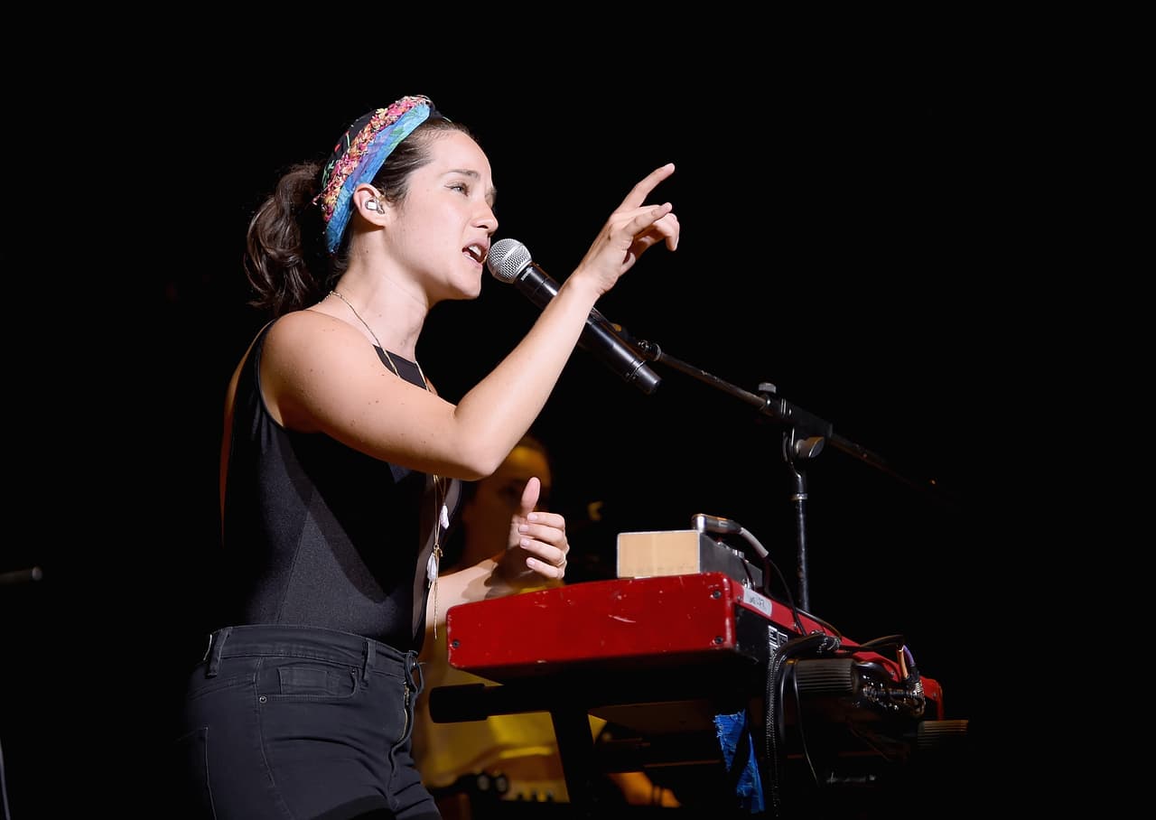 Su trabajo creativo haciendo música la han ayudado a minimizar los riesgos de que las características se hagan más evidentes.