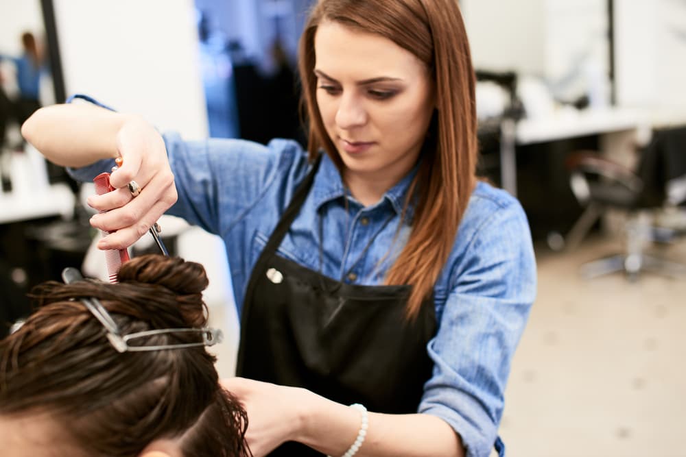 <b>Puesto 25. Peluqueros, estilistas y cosmetólogos (empate).</b>
<br>
<br>Salario anual promedio: 31,512 dólares.
<br>
<br>Número total de trabajadores en 2020: 205,000.
<br>
<br>Proyección del cambio en la cantidad de personas en este empleo de 2019 a 2029: -2.2%.
<br>
<br>Empleados en este oficio con licenciatura universitaria: 7.4%.
<br>
<br>Estos trabajadores han sido algunos de los más afectados por el covid-19, ya que su trabajo requiere un contacto cercano y fueron afectados por las cuarentenas. Gran parte de su salario proviene de las propinas. Más del 88% de los peluqueros, estilistas y cosmetólogos son mujeres.
<br>