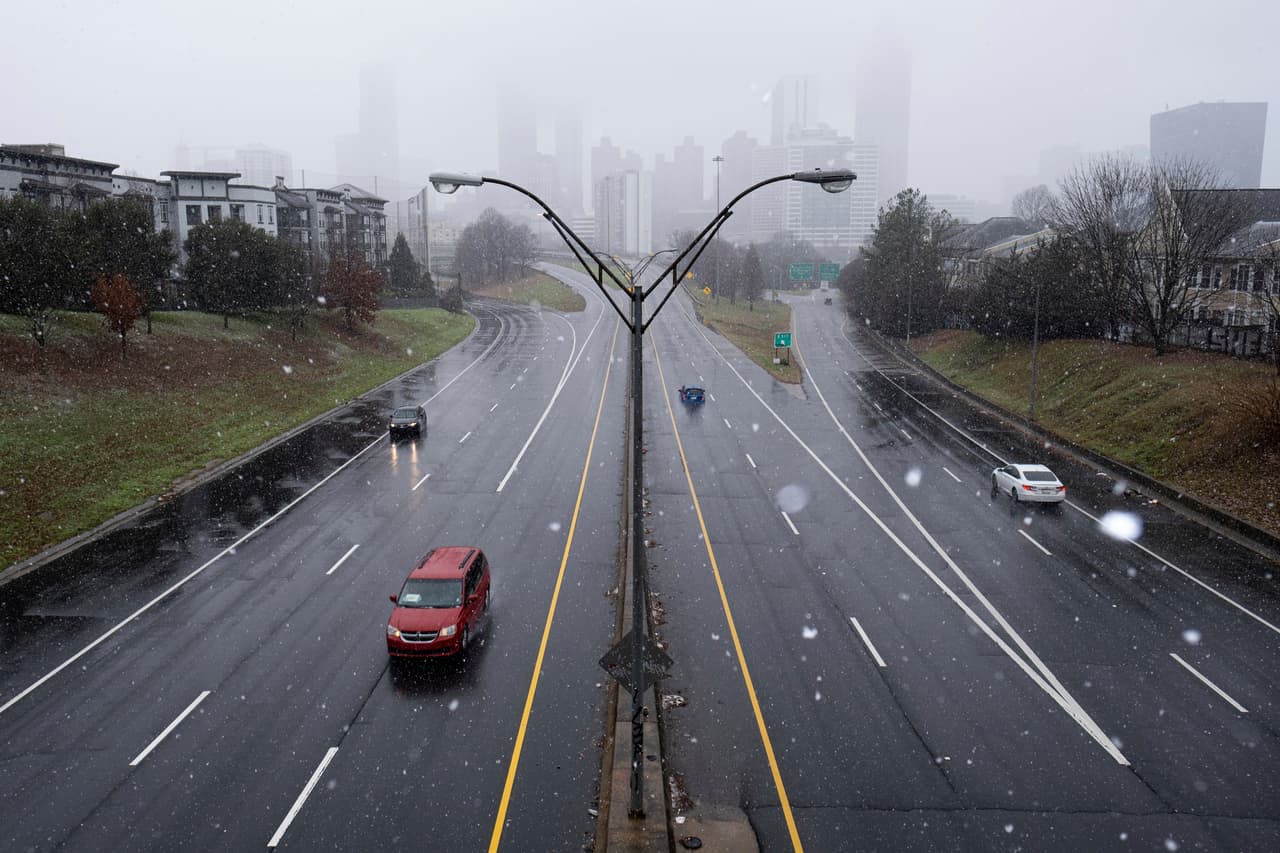 La tormenta podría causar condiciones de manejo peligrosas en una parte importante del este del país hasta este lunes, debido al riesgo de congelamiento en los estados del sur (como Georgia, en la fotografía) y el hecho de que el sistema avanza hacia el norte hacia los estados del Atlántico Medio y Nueva Inglaterra.
