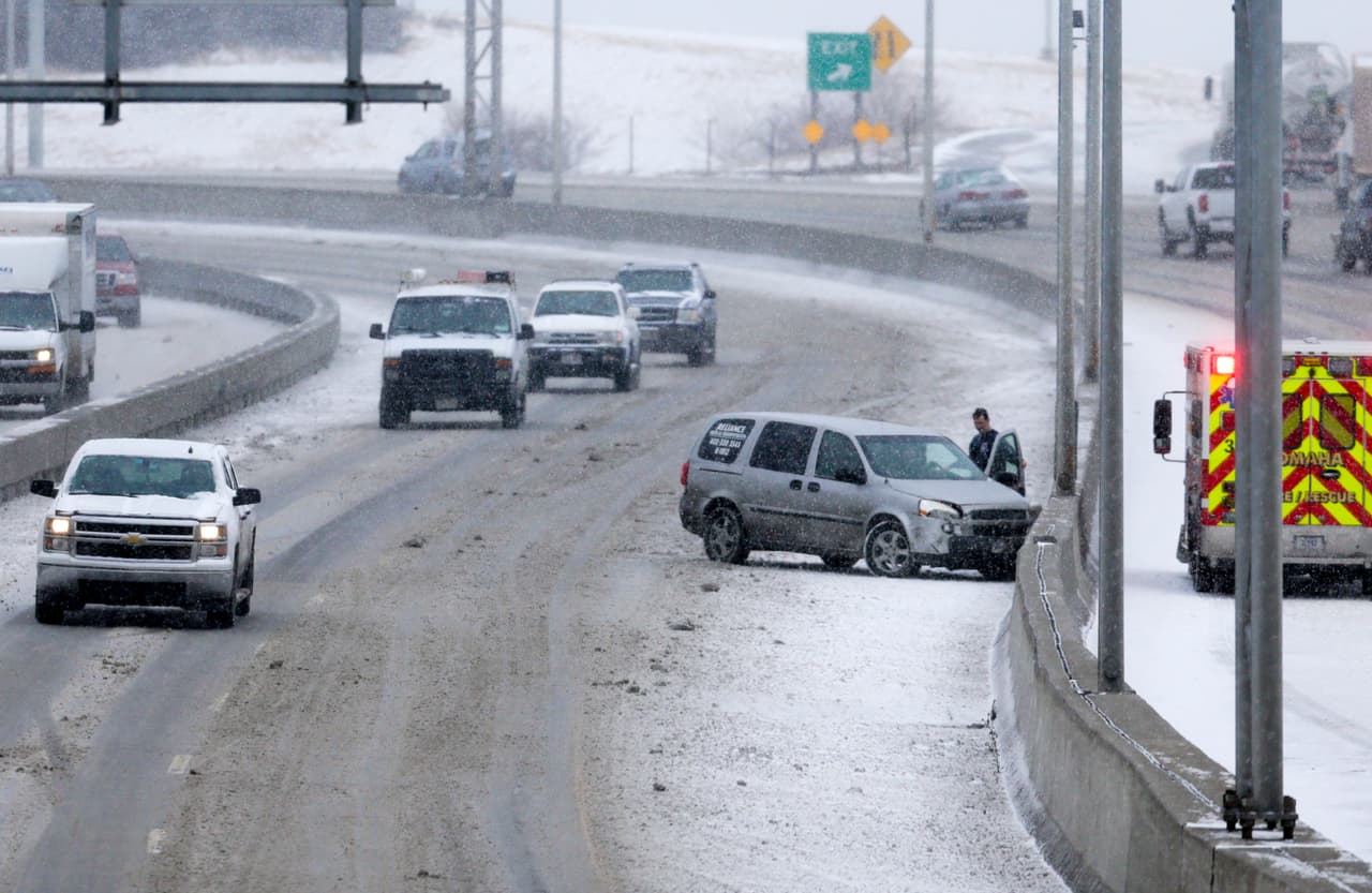 <b>Puesto 9: Nebraska. </b>Tiene el 21,6% de sus carreteras en mal estado, un
<b> </b>promedio cercano a la media nacional, pero el 8.8% de los puentes se consideran estructuralmente deficientes, mucho más del promedio del país. Hubo 247 descarrilamientos entre 2015 y 2019 (7.9 por cada 100,000 millas de vías), muy por encima del promedio nacional.
