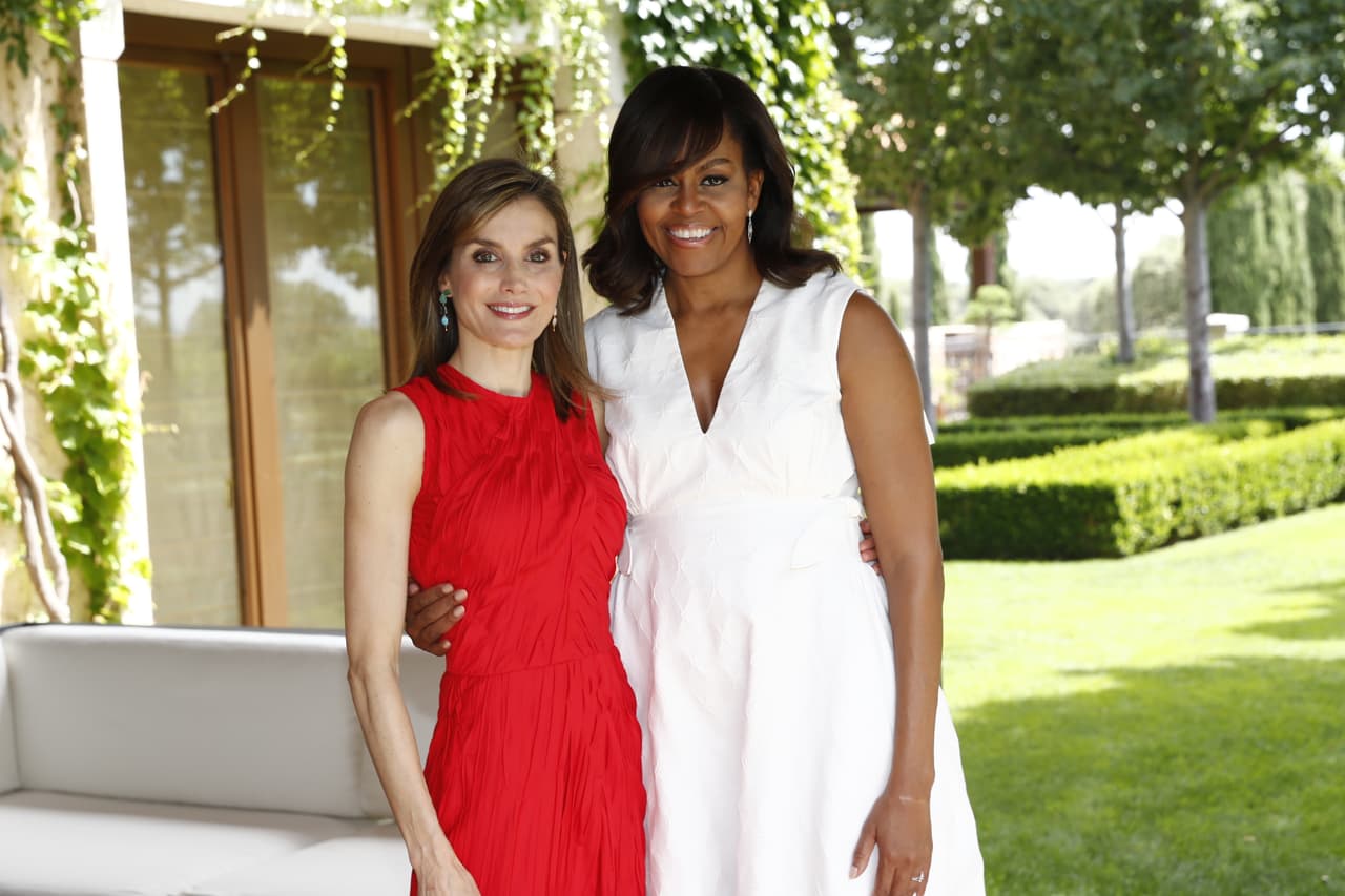 En esta ocasión Michelle eligió la firma española Del Pozo, que diseña Josep Font. La reina Letizia estrenó un vestido rojo de Nina Ricci.