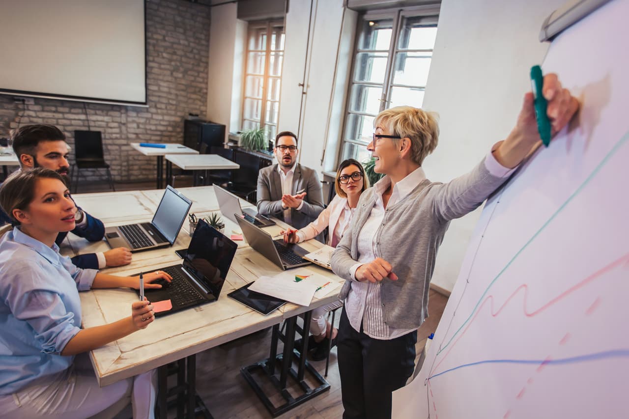 <b>Puesto 10. Especialistas en relaciones con analistas</b>
<br>
<br>
<b>A qué se dedican:</b> hacen enlaces con firmas de consultoría e investigación independientes, para conectarlos con el equipo de marketing interno o el liderazgo de una empresa. 
<br>
<br>
<b>Principales industrias donde han sido contratados:</b> servicios financieros y tecnología.
<br>
<br>
<b>Principales lugares donde han sido contratados:</b> New York City, Boston y San Francisco.
<br>
<br>
<b>Salario anual:</b> entre 53,500 y 147,000 dólares. 
<br>
<br>
<b>Distribución de género:</b> 57.5% mujeres y 42.5% hombres.
<br>
<br>
<b>Experiencia previa promedio:</b> 4.5 años.
<br>
<br>
<b>Disponibilidad para el trabajo remoto:</b> 9.3%.