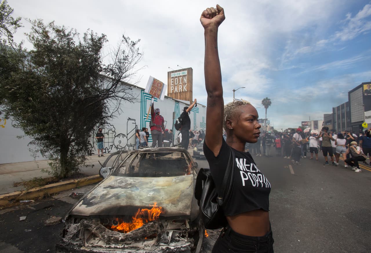 <b>Las manifestaciones se propagan por el país.</b> Luego de varios días de de violencia en Minnesota, de costa a costa otras ciudades se incorporaron a las manifestaciones. Esta fotografía fue tomada en Los Ángeles, California, el 30 de mayo.