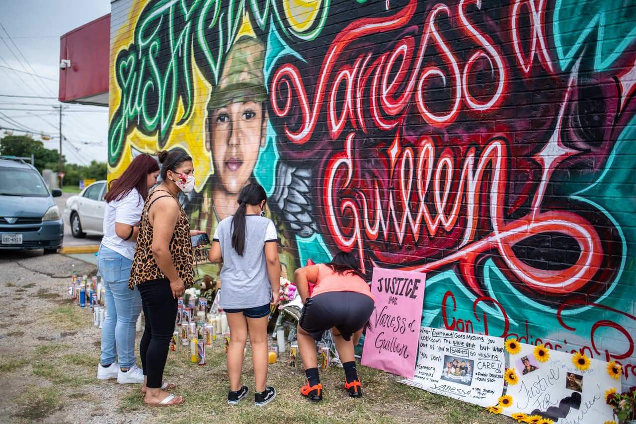 Hasta el lugar han llegado cientos de personas han acudido al mural para dejar una muestra de cariño para Vanessa Guillén.