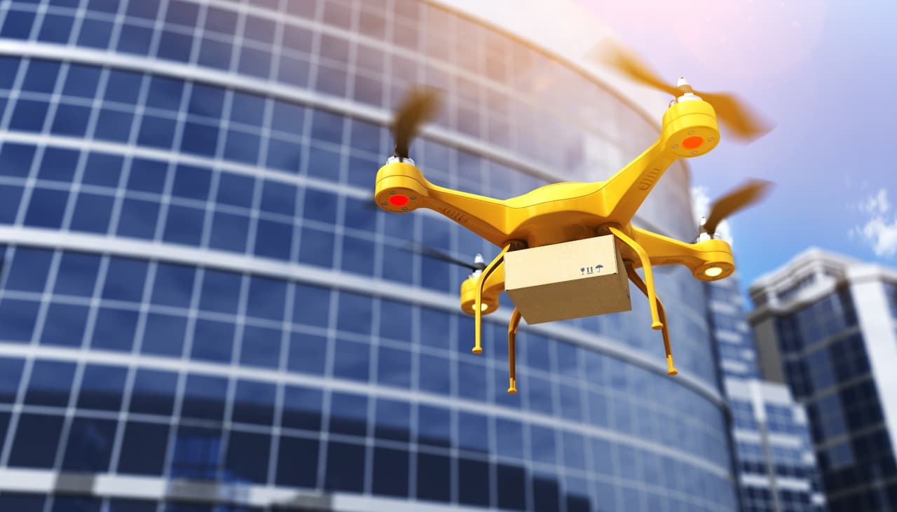 La era de los drones: Algunos expertos predicen que uno de los mayores cambios probablemente sea la forma en que se entregan los productos, desde las compras en los supermercados en línea y las opciones de entrega por drones. Amazon está desarrollando tecnología para entregar paquetes mediante pequeños drones.