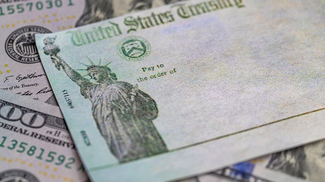 <b>Soy elegible, pero no he recibido el cheque de estímulo. ¿Qué puedo hacer? </b> 
<br>
<br>El IRS indicó que continuará procesando las declaraciones de impuestos de 2020 y 
<a href="https://www.univision.com/local/austin-kakw/cuando-se-puede-recibir-el-aumento-del-credito-tributario-por-nino-de-hasta-3-600-video">emitirá pagos adicionales en el 2021</a> a las personas que aún no han recibido un tercer pago o que son elegibles para recibir una cantidad adicional si su pago inicial se basó en la declaración de 2020.