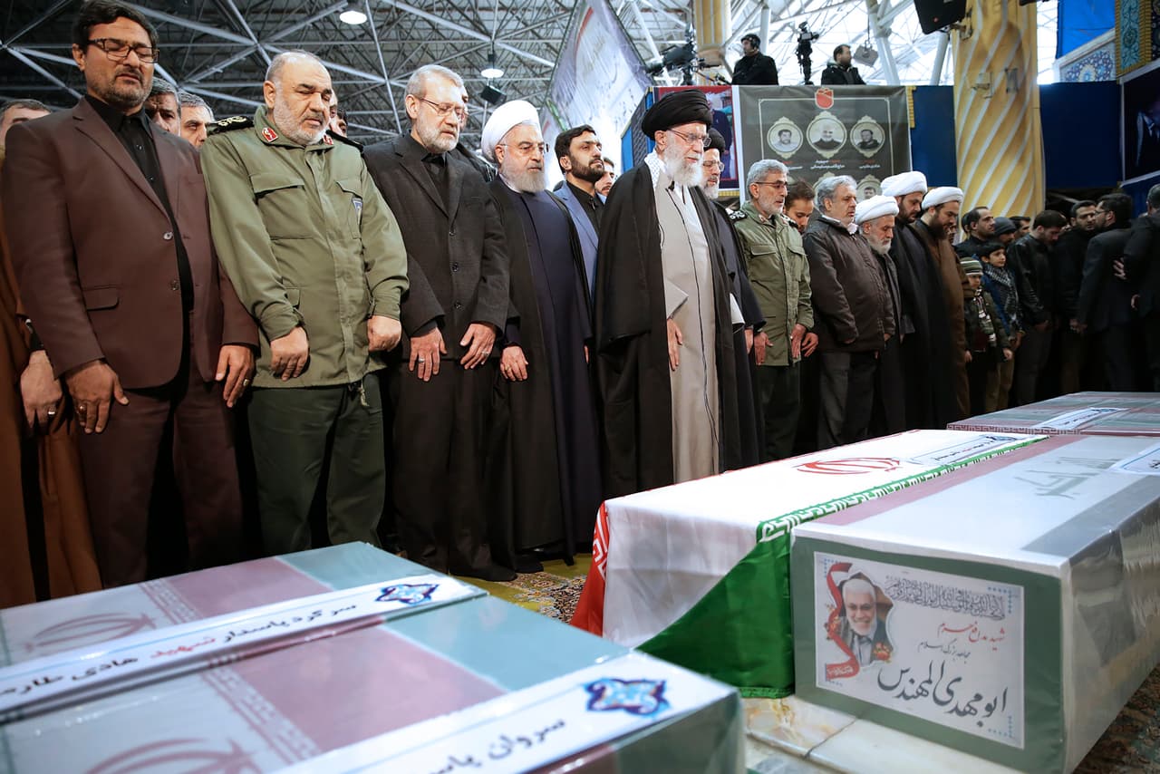 Rodeado del presidente iraní Hasan Rohani, del presidente del Parlamento Alí Larijani, del jefe de la Revolución, general Hosein Salami y el jefe de la Autoridad judicial Ebrahim Raisi, el ayatolá Alí Jamenei realizó una oración en árabe poco después de las 9:30 locales antes de abandonar el lugar.