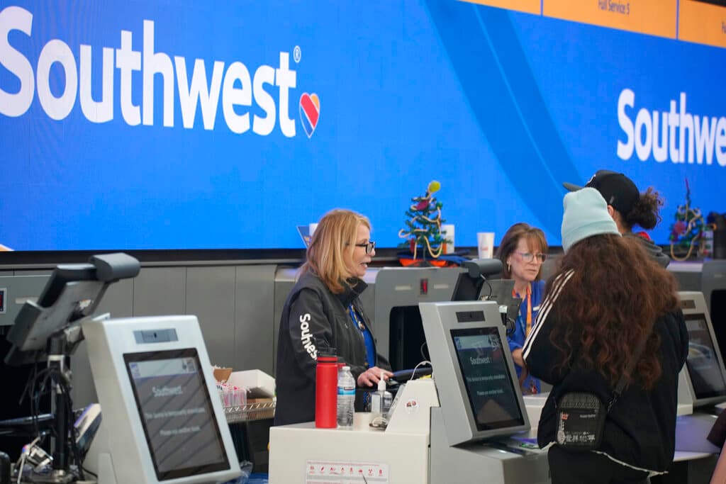 Más de 2,300 cancelaciones para el jueves: continúa la insólita crisis de Southwest Airlines y miles de pasajeros siguen varados 