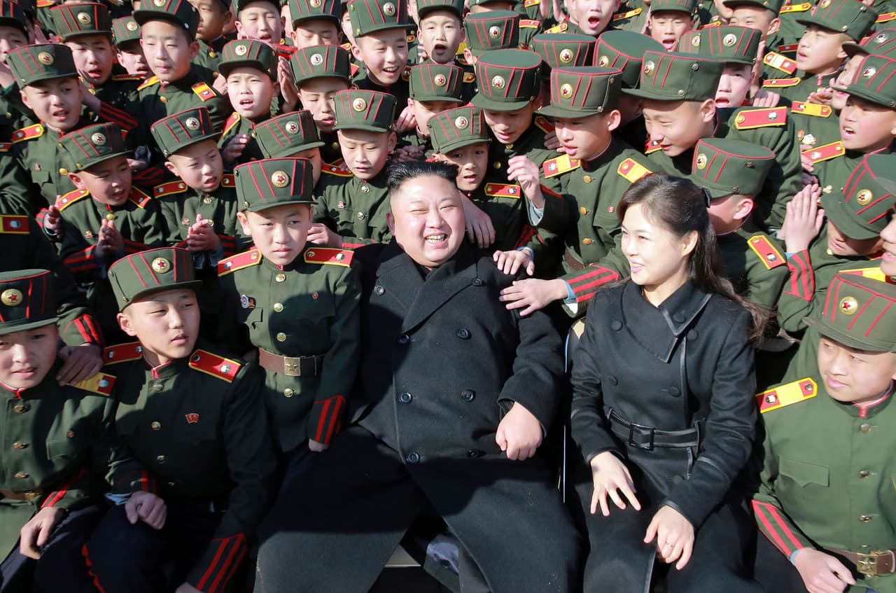 <b>Junto a los niños.</b> El líder norcoreano y su esposa visitan la escuela revolucionaria Mangyongdae para plantar árboles con los niños el día del árbol. 2 de marzo de 2017.