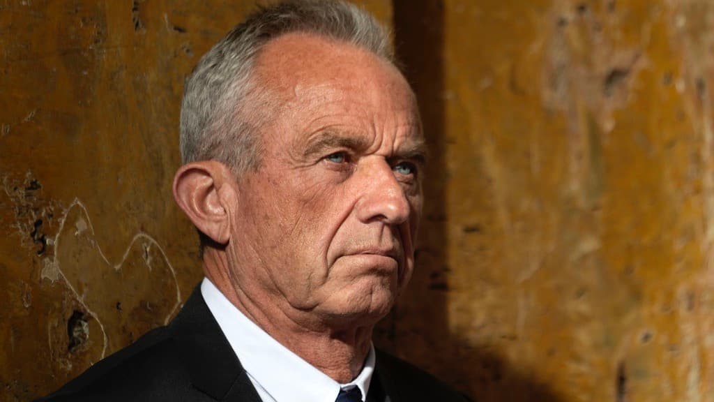 Robert Kennedy Jr.,  el candidato presidencial independiente, dice que un gusano le comió parte de su cerebro