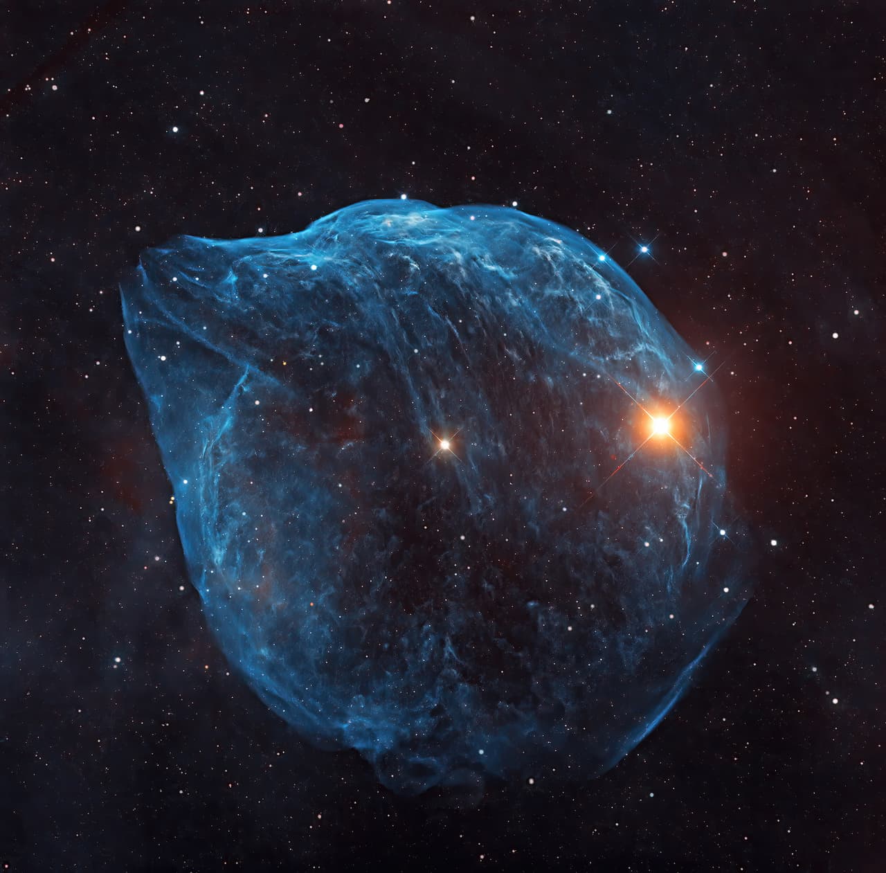 <b>‘Nebulosa Cabeza de Delfín’ </b>
<br>
<br>Esta fotografía muestra cómo los vientos y las fuerzas interestelares crearon una burbuja cósmica perfecta en el espacio exterior. 
<br>
<br>El fotógrafo luchó para capturar esta nebulosa durante más de un mes debido a las malas condiciones atmosféricas.
<br>
