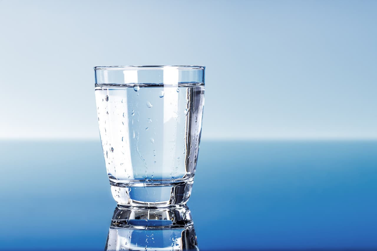<b>Beber agua antes de dormir para prevenir infartos. </b>Quizá te llegó recientemente una noticia falsa que asegura que beber agua antes de dormir reduce las posibilidades de padecer un ataque al corazón. El post en Facebook (que ya ha sido eliminado) alcanzó cientos de miles de compartidos en pocas horas.