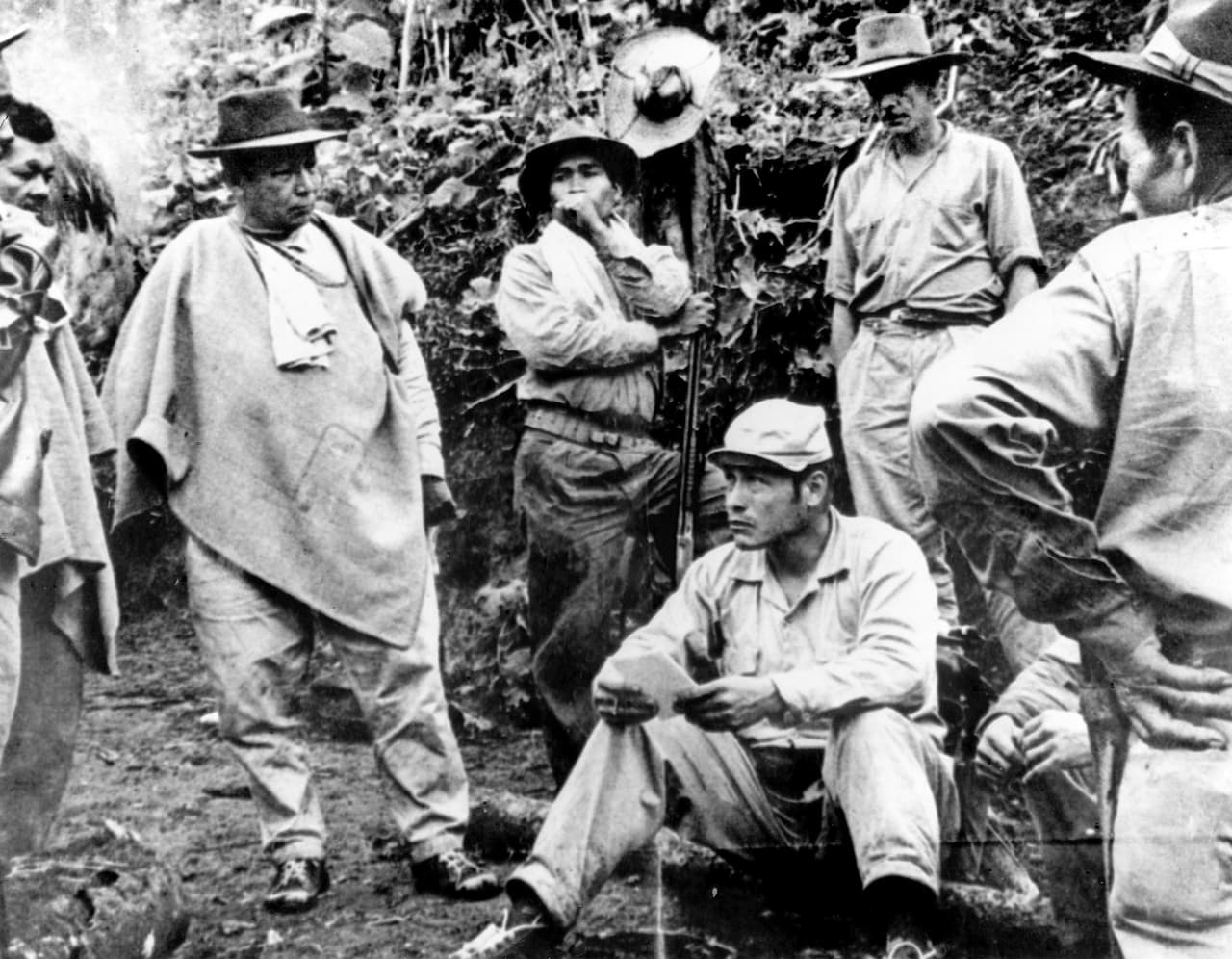 <b>La fundación. </b>Las Farc nacieron en el departamento de Tolima. En 1965 se realizaron una conferencia en la que se nombró un estado Mayor para el nuevo grupo guerrillero. Marulanda es elegido Comandante Superior y Ciro Trujillo, segundo al mando. En la foto, el líder insurgente Junto a otros fundadores de las Farc, ese mismo año.