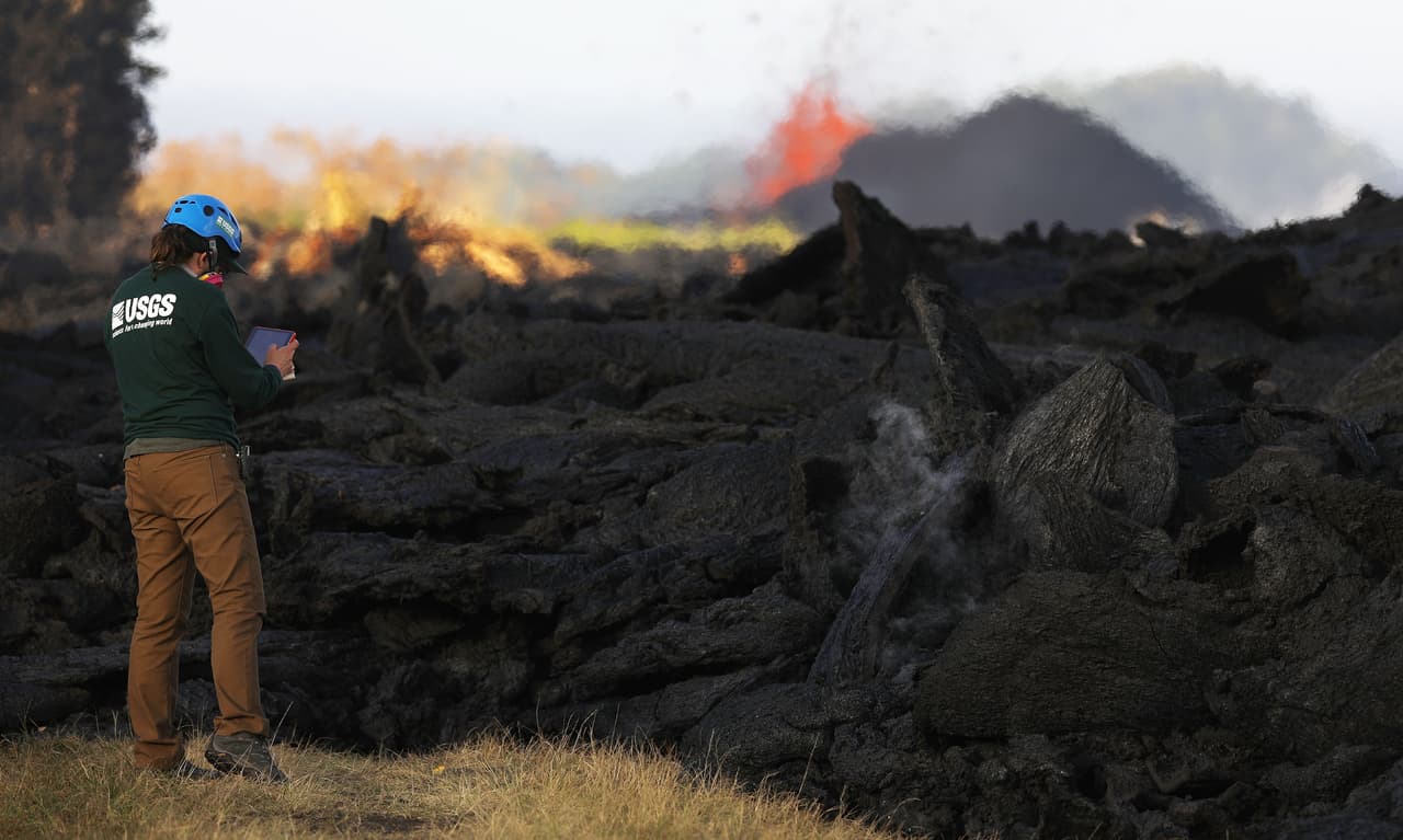 Geólogos de la USGS y otros centros de estudios científicos continúan a investigar las conexiones existentes entre los movimientos de las placas tectónicas y otros fenómenos naturales ocurridos en diversas zonas.