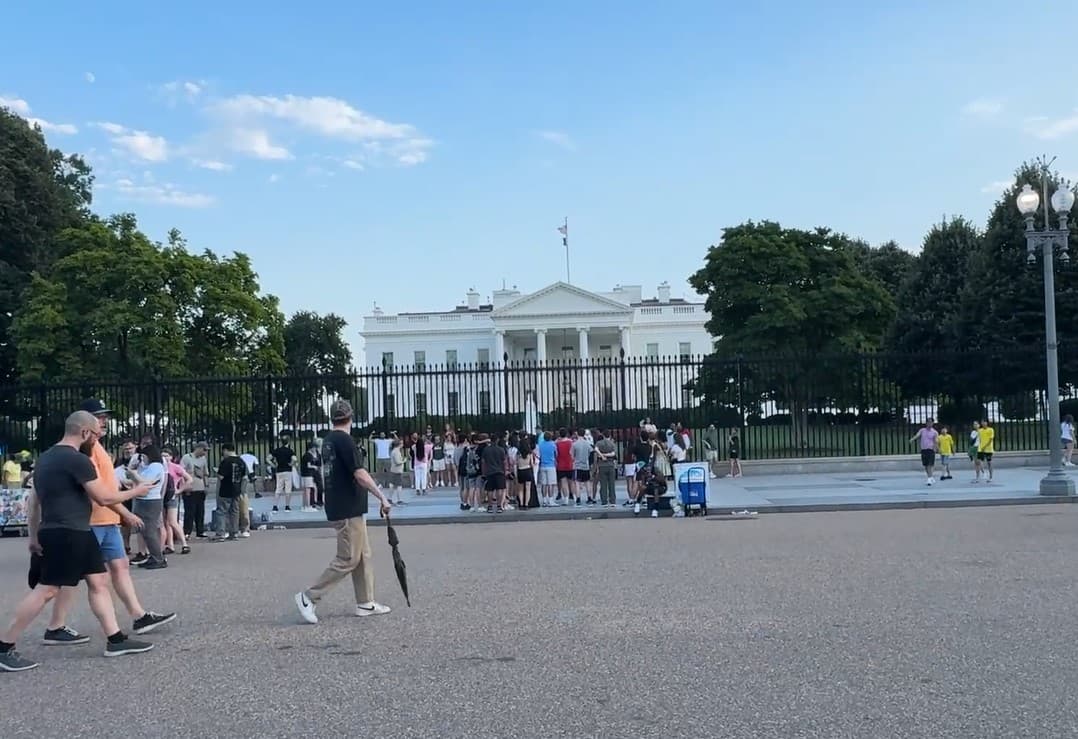 Lo anterior obligó a turistas y demás visitantes a caminar un poco más lejos de la mansión ejecutiva.