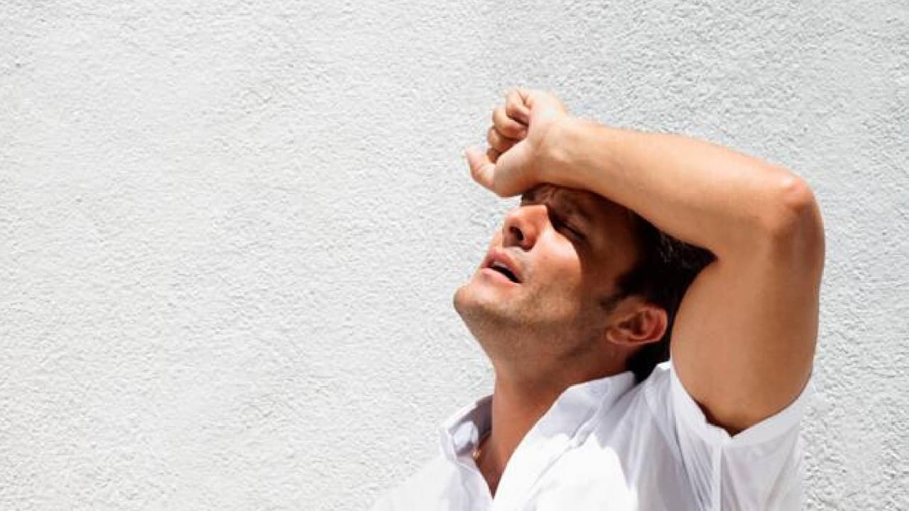 Cuando el entorno supera la temperatura corporal normal, el cerebro busca enfriar el cuerpo elevando el flujo de sangre para llevar el calor desde nuestro interior hacia la superficie, 
<b>provocando la transpiración</b>, y a medida que el sudor se evapora, el cuerpo se enfría.