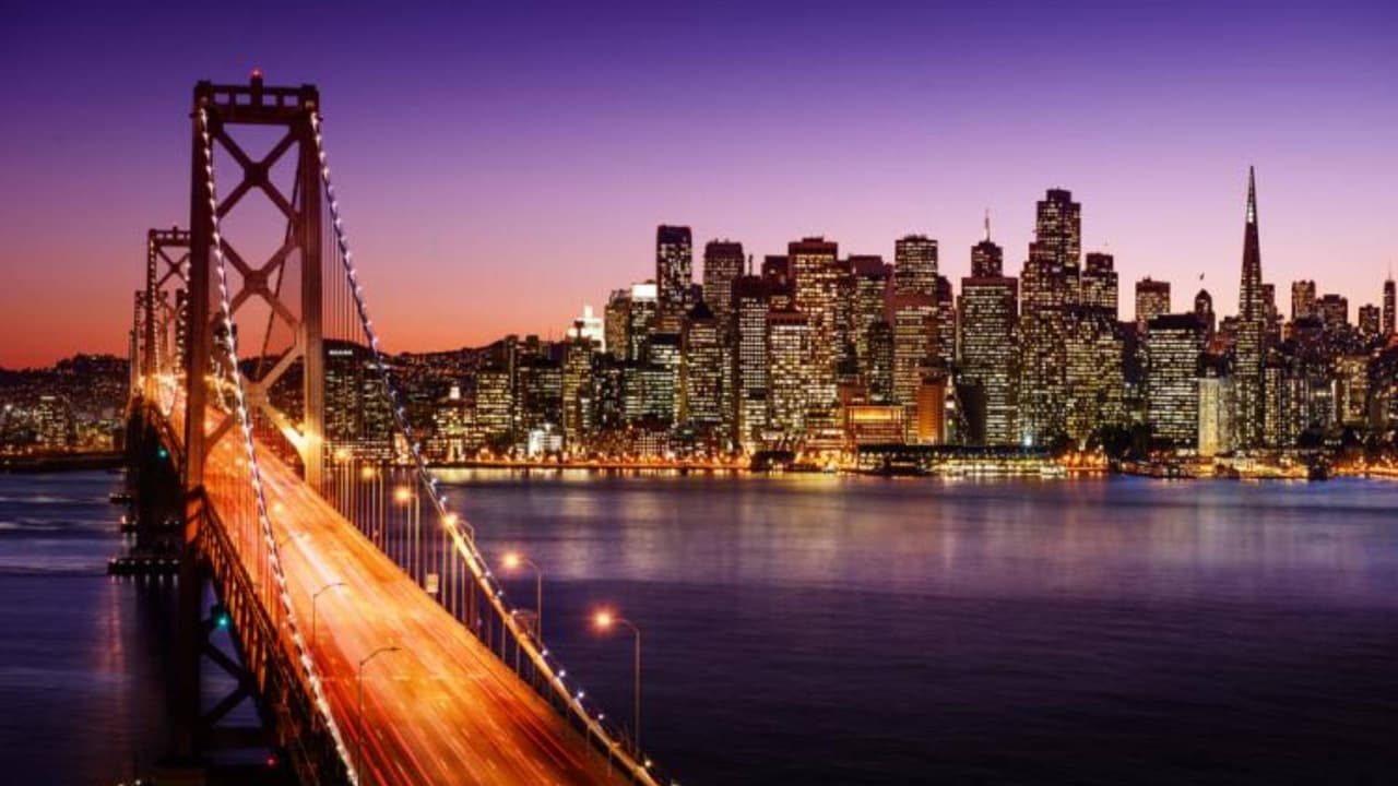 Finalmente, en el fondo del listado se encuentra 
<b>San Francisco </b>en la
<b> posición 151</b>, por sus altos precios promedio de vivienda y costos de alquiler, así como costo de vida. También por su baja tasa de graduados de high school, altos costos de matrícula escolar y falta de profesores. Pero destacó en la baja 
<a href="https://www.univision.com/local/sacramento-kuvs/15-ciudades-ofrecen-salario-minimo-mas-alto-california">tasa de desempleo</a> y la poca brecha salarial entre hombres y mujeres.