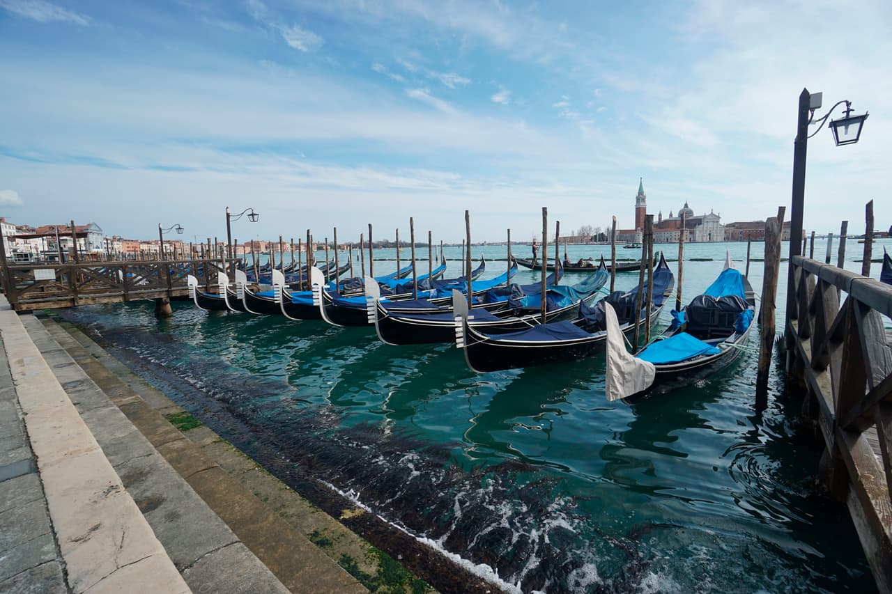 Venecia, otra ciudad que recibe a diario hordas de turistas que bajan de cruceros, está completamente paralizada. Los bares y las oficinas de correos están medio vacíos, así como los autobuses, donde los pasajeros usan mascarillas y guantes de plástico cuenta la agencia AFP desde Italia.