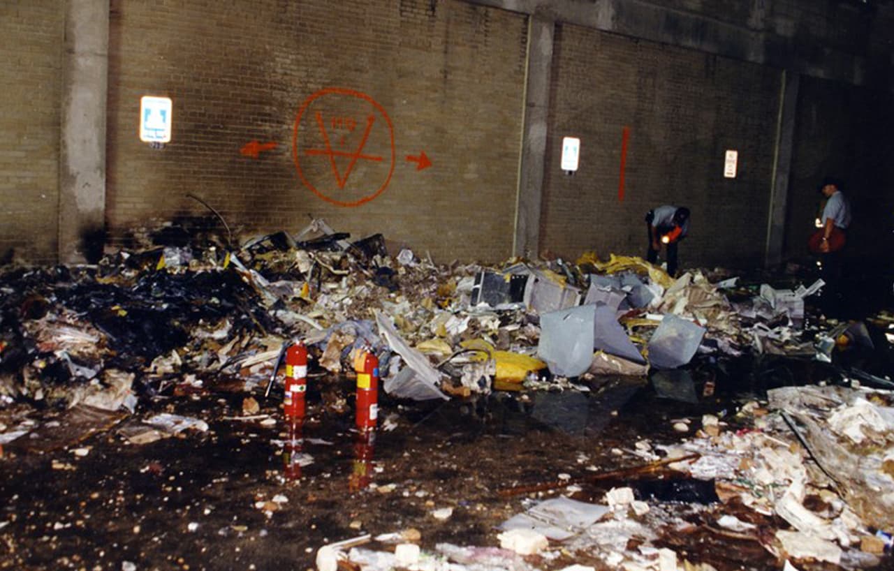 Investigadores en el exterior del edificio. El vuelo 77 de American Airlines tenía capacidad para 188 pasajeros, sin embargo para ese vuelo fue cargado solo con 58 personas, más la tripulación.