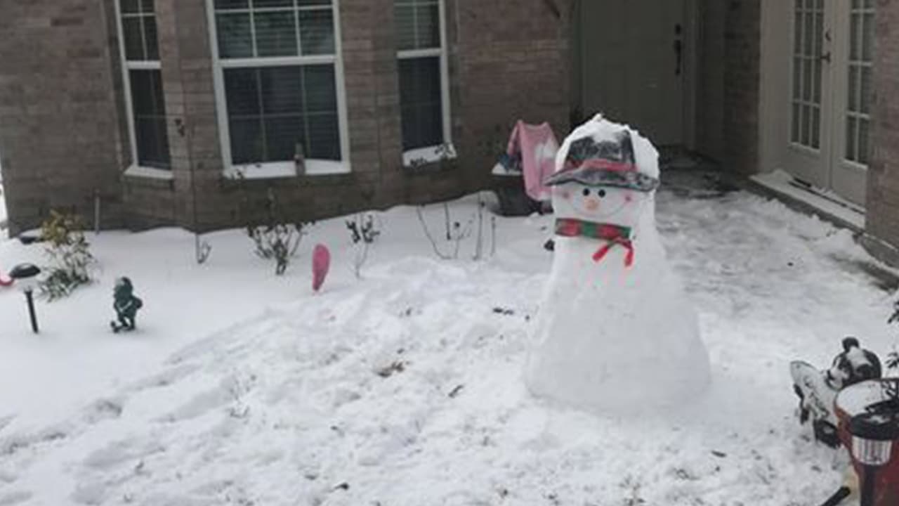 En Conroe vive Víctor Menéndez quien hizo este muñeco de nieve fuera de su casa.
