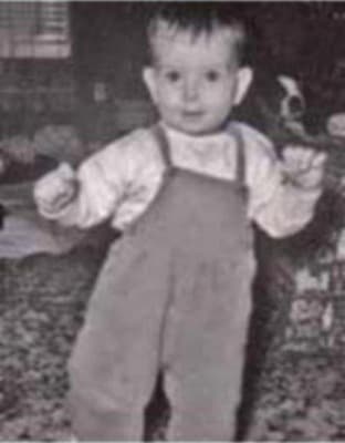 <h3 class="cms-H3-H3">William Ebeneezer Jones, Jr. </h3>
<br>
<br>Con apenas tres años cumplidos, este bebé amante de los perros desapareció en Vineland, Nueva Jersey, afuera de la casa de uno de sus vecinos el 17 de diciembre de 1962, alrededor del mediodía. 
<br>
<br>El pequeño, quien tiene una cicatriz de vacunación en forma de jirafa en la parte posterior de su brazo izquierdo -entre el codo y el hombro-, vestía con un traje de nieve azul claro o grisáceo. 
<br>
<br>De acuerdo con la agencia, 
<a href="https://www.fbi.gov/wanted/kidnap/william-ebeneezer-jones-jr" target="_blank">tenía una moneda de 10 centavos que le había dado su madre. </a>
<br>
<br>En este momento, Jones tendría 61 años cumplidos. 
<br>