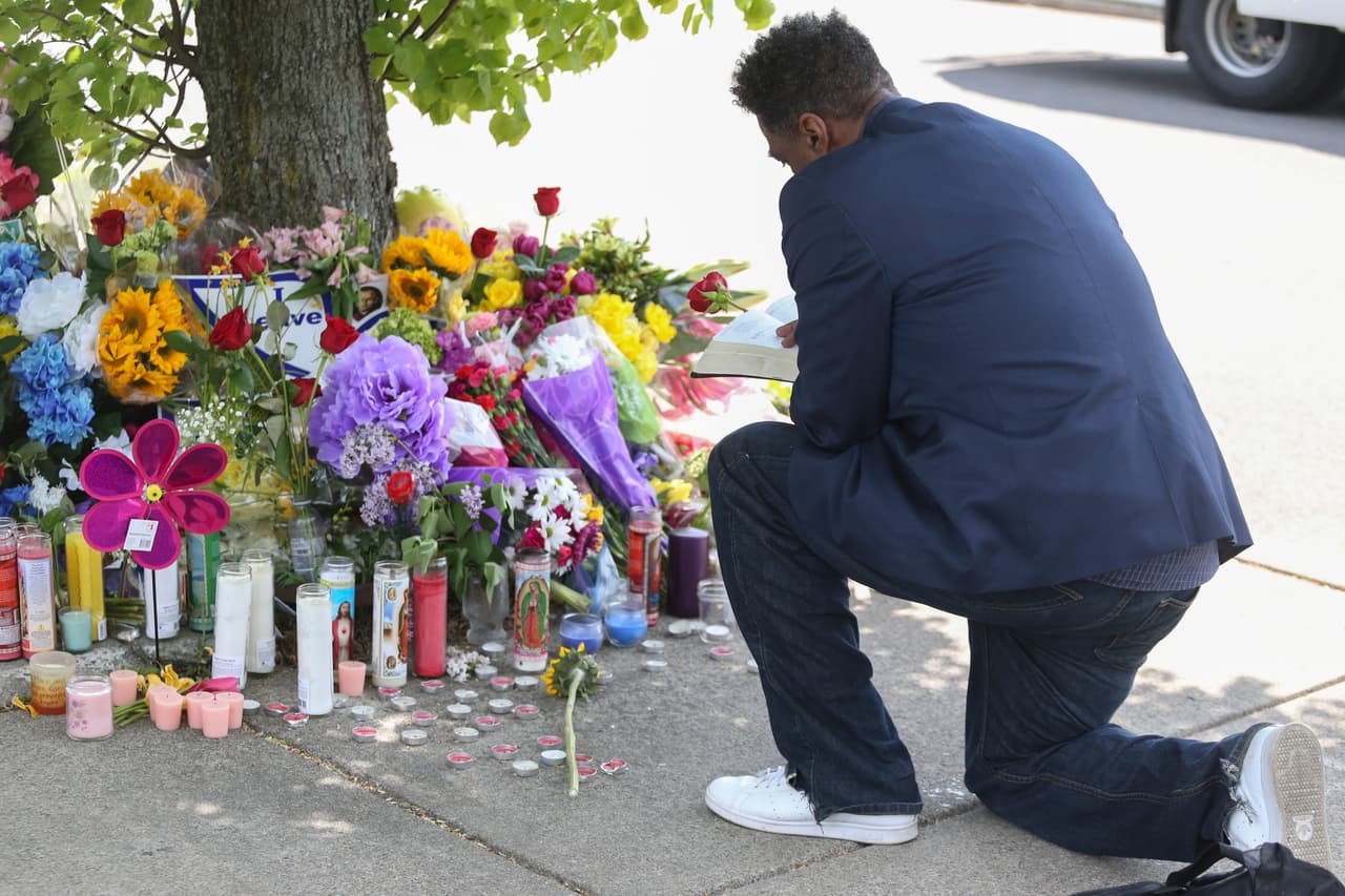 Aunque el atacante de dos mezquitas en Nueva Zelanda en marzo de 2019 aparece como inspiración del atacante de Buffalo —y también en El Paso—, el creador de 
<a href="https://www.univision.com/noticias/tiroteos/esta-es-la-historia-de-la-oscura-teoria-racista-detras-del-tiroteo-en-el-paso">esta teoría del 'Gran Reemplazo'</a> fue el escritor francés Renaud Camus, que acuño el término en su libro en 2003. Desde entonces se ha diseminado su falso mensaje entre los supremacistas blancos, que aseguran que la migración busca reemplazar a las élites blancas en número y culturalmente. Mientras tanto, cientos de familias en Estados Unidos —y el mundo— sufren las consecuencias de ese mensaje. En la foto, un hombre reza por las víctimas del tiroteo de Buffalo.