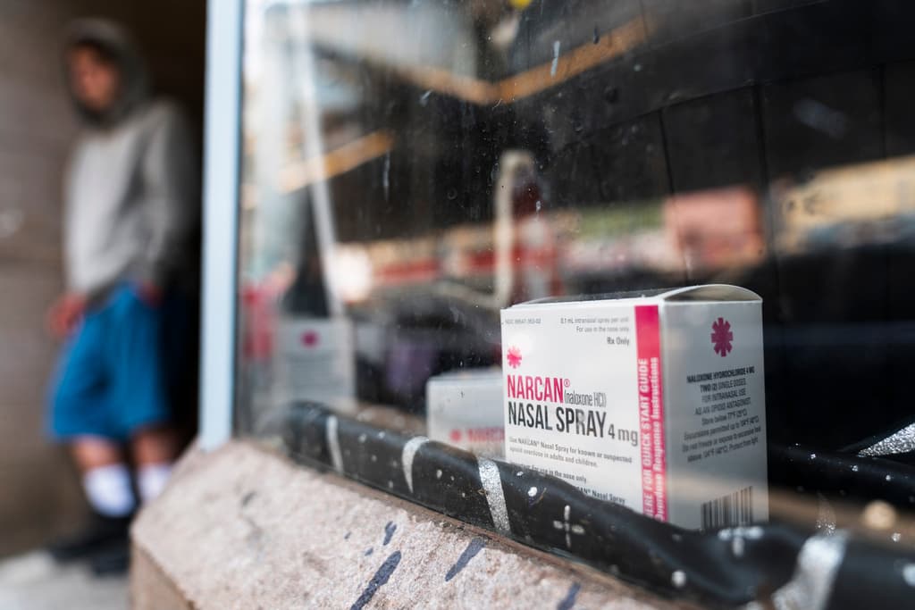 Una caja de Narcan se encuentra en el escaparate comunitario de Savage Sisters en el vecindario de Kensington en Filadelfia. Conocido genéricamente como naloxona, el medicamento utilizado para revivir a las personas que han dejado de respirar, no revierte los efectos de la xilazina. Los funcionarios de Filadelfia enfatizan que aún se debe administrar naloxona en todos los casos en que se sospeche una sobredosis, ya que la xilazina casi siempre se encuentra en combinación con fentanilo.