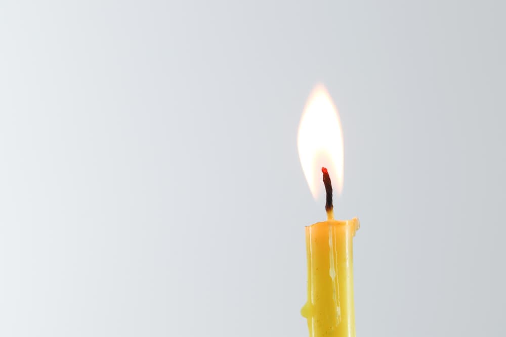 Finalmente, es buena idea apagar cualquier tipo de luz que exista en la sala y así poder iluminarnos de forma indirecta con las diferentes velas que tengamos en la habitación, y de esta forma centrarnos en la propia vela.