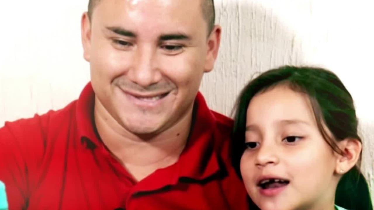 “No tenía brazos, pero tenía vida”: este papá hace videos con su hija para poder comprar unas prótesis robóticas
