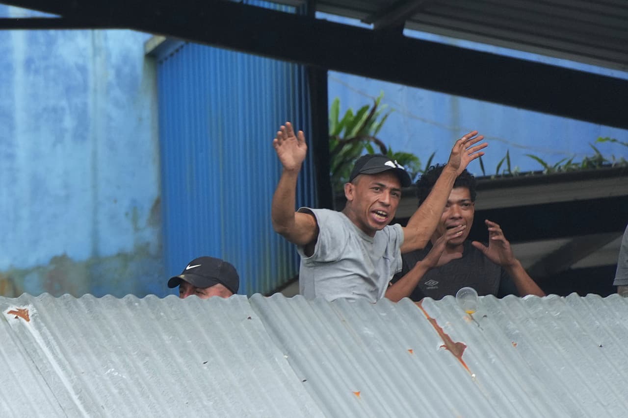El ministro del interior, Patricio Carrillo, informó que 
<b>la mayoría de esos presos fueron asesinados con armas cortopunzantes en celdas y pabellones de la cárcel.</b> Hasta el momento se han contabilizado 10 heridos, algunos de gravedad.
<br>