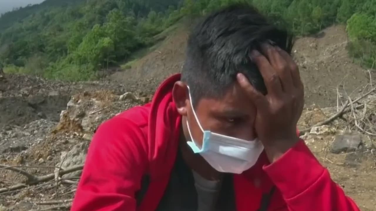 <b>"Se murieron todos mis amigos": el llanto de un joven en época navideña</b>
<br>
<br>Leonardo Pen perdió a 10 amigos por un derrumbe de tierra provocado por los huracanes Iota y Eta en Guatemala. Como él, muchos vieron morir a sus seres queridos. Al dolor también se le suma que perdieron sus casas y pertenencias. Esta Navidad será diferente para ellos. 
<b><a href="https://www.univision.com/shows/primer-impacto/los-huracanes-iota-y-eta-los-dejo-sin-nada-en-guatemala-necesitan-ayuda-esta-navidad" target="_blank">Clic aquí para conocer cómo ayudarlos</a></b>.