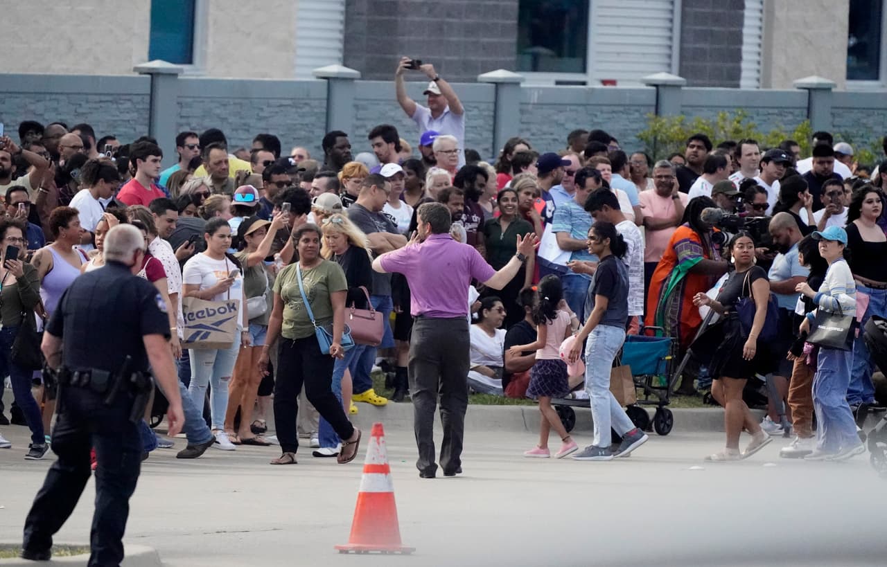 <b><a href="https://www.univision.com/local/dallas-kuvn/allen-premium-outlets-tiroteo-policia-movilizacion" target="_blank">El atacante y ocho personas más</a>, incluidos niños, perdieron la vida esa tarde</b> en el norte de Texas, siete personas más resultaron heridas. 
<i>Noticias 23</i> fue el primer medio de comunicación el llegar a Allen Premium Outlets, después del ataque, 
<b><a href="https://www.univision.com/local/dallas-kuvn/testigos-masacre-allen-premium-outlets-comparten-testimonios" target="_blank">los testigos compartieron parte de sus testimonios</a></b>.
