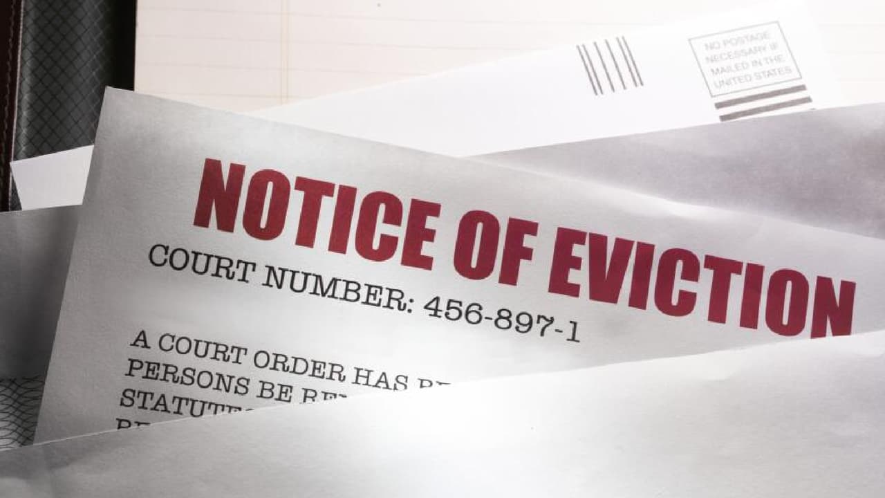 <b>¿Quiénes califican?</b>
<br>Califican aquellos que 
<b>están experimentando inseguridad en la vivienda</b> como atrasos en el pago de la renta, tienen avisos para el corte de servicios públicos, aviso de desalojo o cualquier evidencia de condiciones de vida inseguras, insalubres o de inestabilidad.