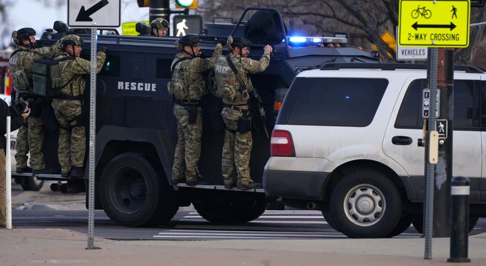 Equipos de la policía y comandos SWAT llegaron a la escena del tiroteo en Boulder, Colorado. Hasta tres helicópteros medicalizados aterrizaron cerca del supermercado King Soopers mientras las autoridades tomaban el control, pero no pudieron ser utilizados ya que las víctimas fallecieron en el lugar de los hechos y no hubo otros heridos.
<br>