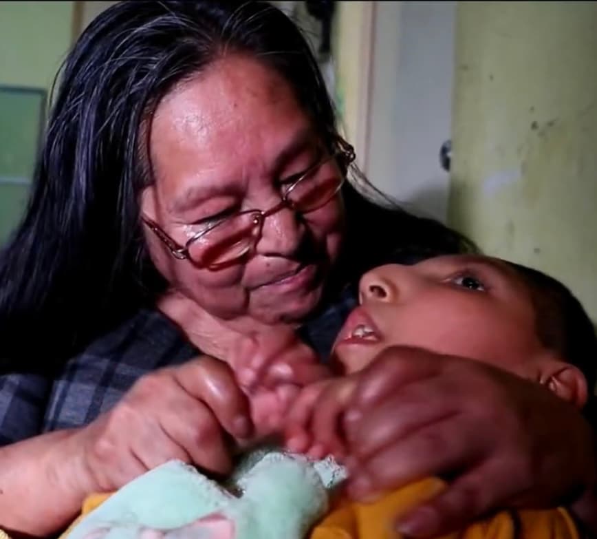 Raquel Vargas pasa los días entregada a Edgardo, quien a pesar de tener 16 años, es cuidado por su abuela como si fuera un bebé, debido a su padecimiento que lo tiene atrapado en un frágil y pequeño cuerpo inerte. 
<br>