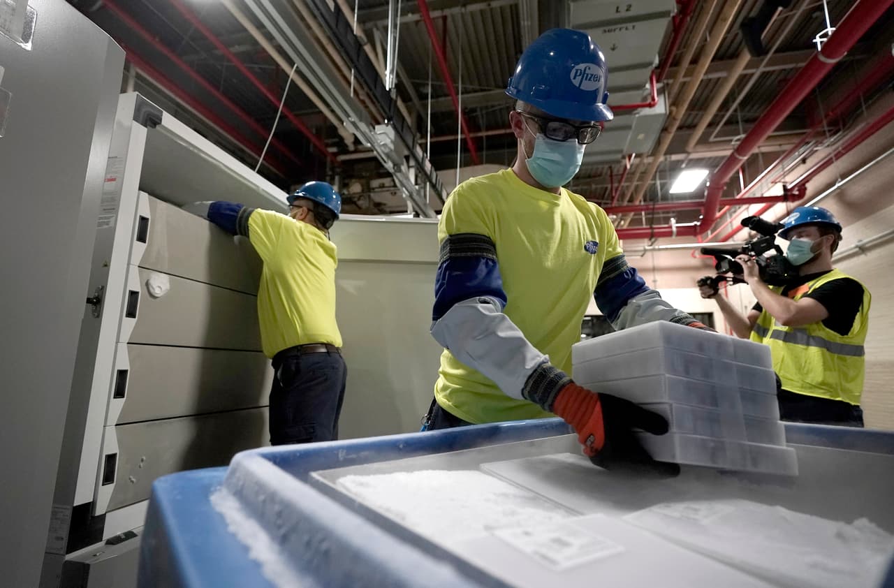Así trabajaban este domingo para empacar las dosis que serán llevadas a todo el país desde las instalaciones de Pfizer en Kalamazoo, Michigan.