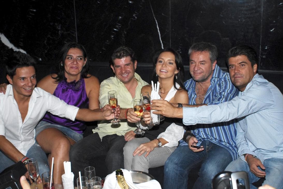 Durante toda la relación Angelique fue muy discreta y nunca entró en detalles cuando le cuestionaron la incoformidad de sus padres ante su romance con el productor: "Sinceramente para el amor no hay edad y la verdad es que lo estamos haciendo con mucho respesto, con seriedad, respetando a nuestras familias y a las personas que se involucran con nosotros".