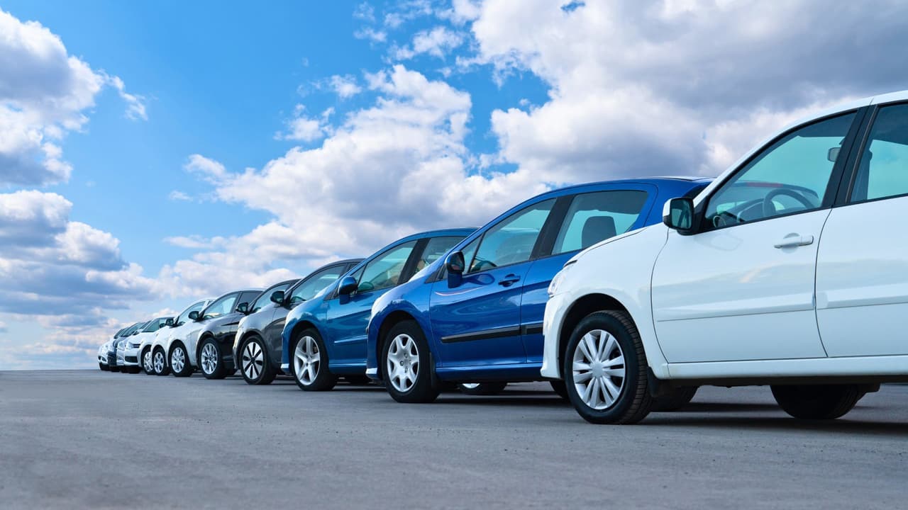 <h3 class="cms-H3-H3">💡 Consejo final para texanos que van a comprar auto</h3>
<br>
<b>No elijas solo por lo que te gusta a la vista.</b> Piensa en el estado del tiempo de tu ciudad, el tipo de uso que le darás al carro y qué tan dispuesto estás a mantenerlo limpio. A veces, 
<b>elegir bien el color puede ser la diferencia entre disfrutar tu carro… o sufrirlo.</b>