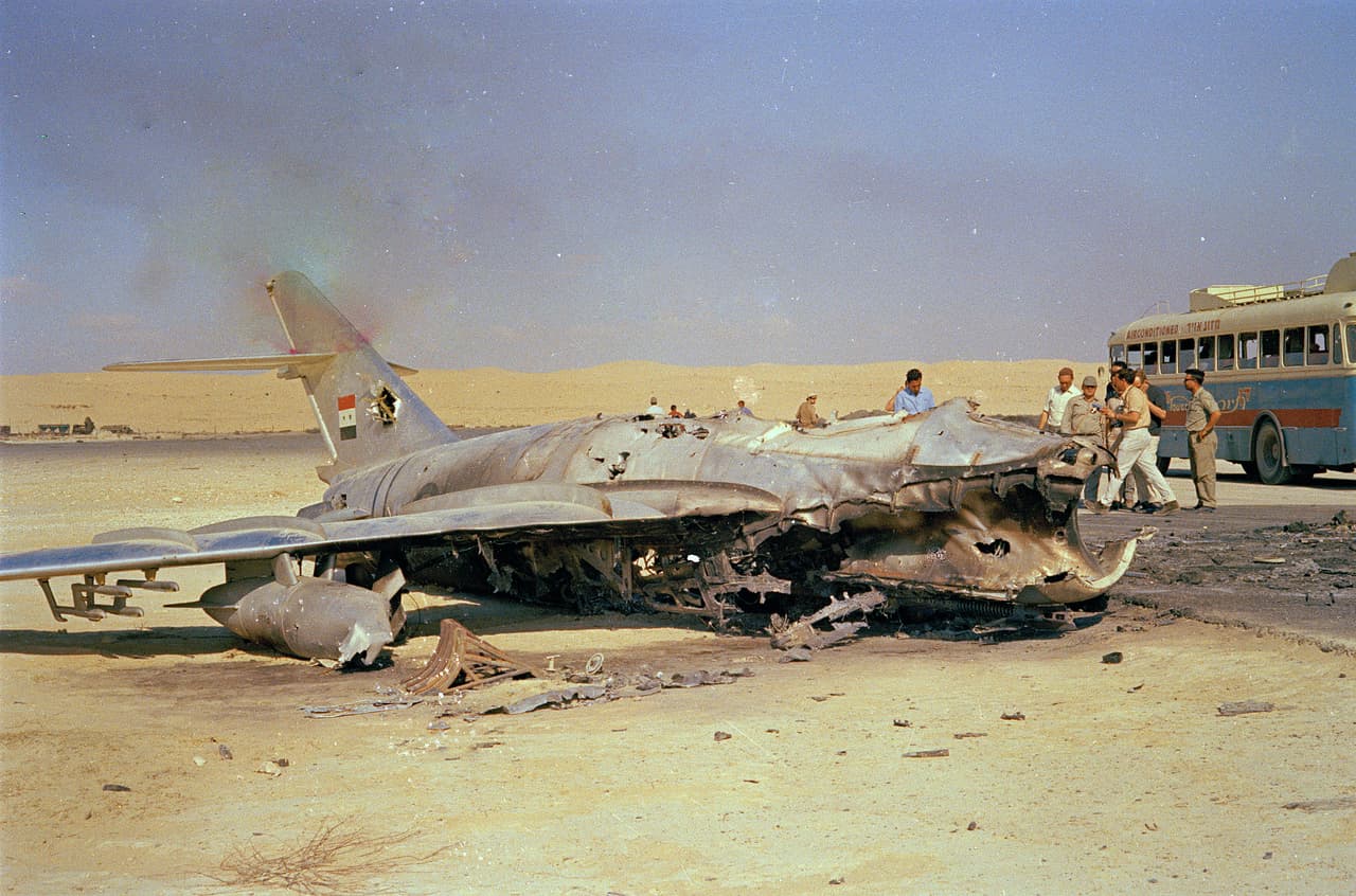 <b>Un avión de guerra egipcio destruido</b> tras un ataque de la fuerza aérea israelí en junio de 1967. El sorpresivo despliegue militar de Israel sorprendió a Egipto y destruyo buena parte de su fuerza aérea.