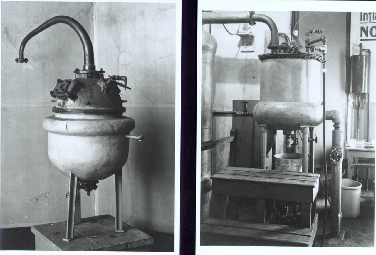 En la imagen, una destilería de insulina de principios del siglo XX. 
<a href="https://insulin.library.utoronto.ca/about/collip" target="_blank">Collip no registró su fórmula de purificación de insulina</a> y para marzo de 1922 perdió la capacidad de producir un extracto de insulina purificada. Aunque la purificación se logró nuevamente, el grupo de Toronto no logró resolver los problemas de la fabricación a gran escala. Dos meses después, Macleod inició negociaciones con Eli Lilly. 
<br>
<br>El laboratorio Eli Lilly logra desarrollar en 1922 un sistema de producción. Más tarde ese año, también se otorgan patentes para la fabricación de insulina en Gran Bretaña al Medical Research Council y en Dinamarca a August Krogh.