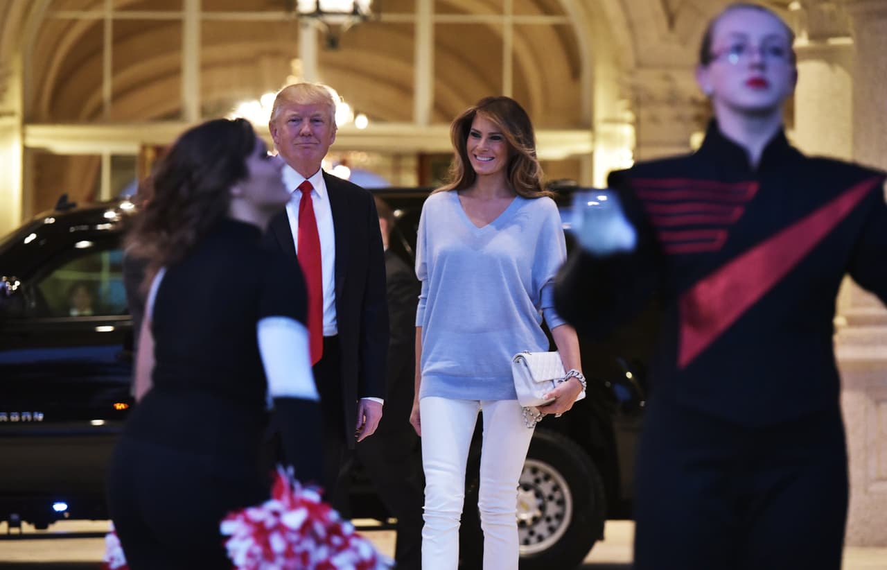 Ni siquiera en sus atuendos más informales, como este de suéter azul bebé y pantalones de cuero, que llevó para ver con su marido el Super Bowl, Melania Trump desistió de llevar marcas emblemáticas de moda. 
<b>Los pantalones de la marca Row, de las famosas gemelas Mary-Kate Olsen y Ashley Olsen, y el saco de Derek Lam</b> dejaron claro que para ella toda ocasión es digna de llevar una buena pinta.