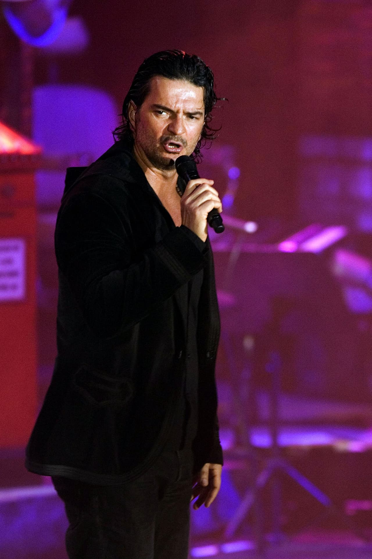 Ricardo Arjona ha escrito grandes temas exitosos para otros cantantes, como 'La mujer que no soñé jamás' para Eduardo Capetillo y 'Detrás de mi ventana' interpretada por Yuri.