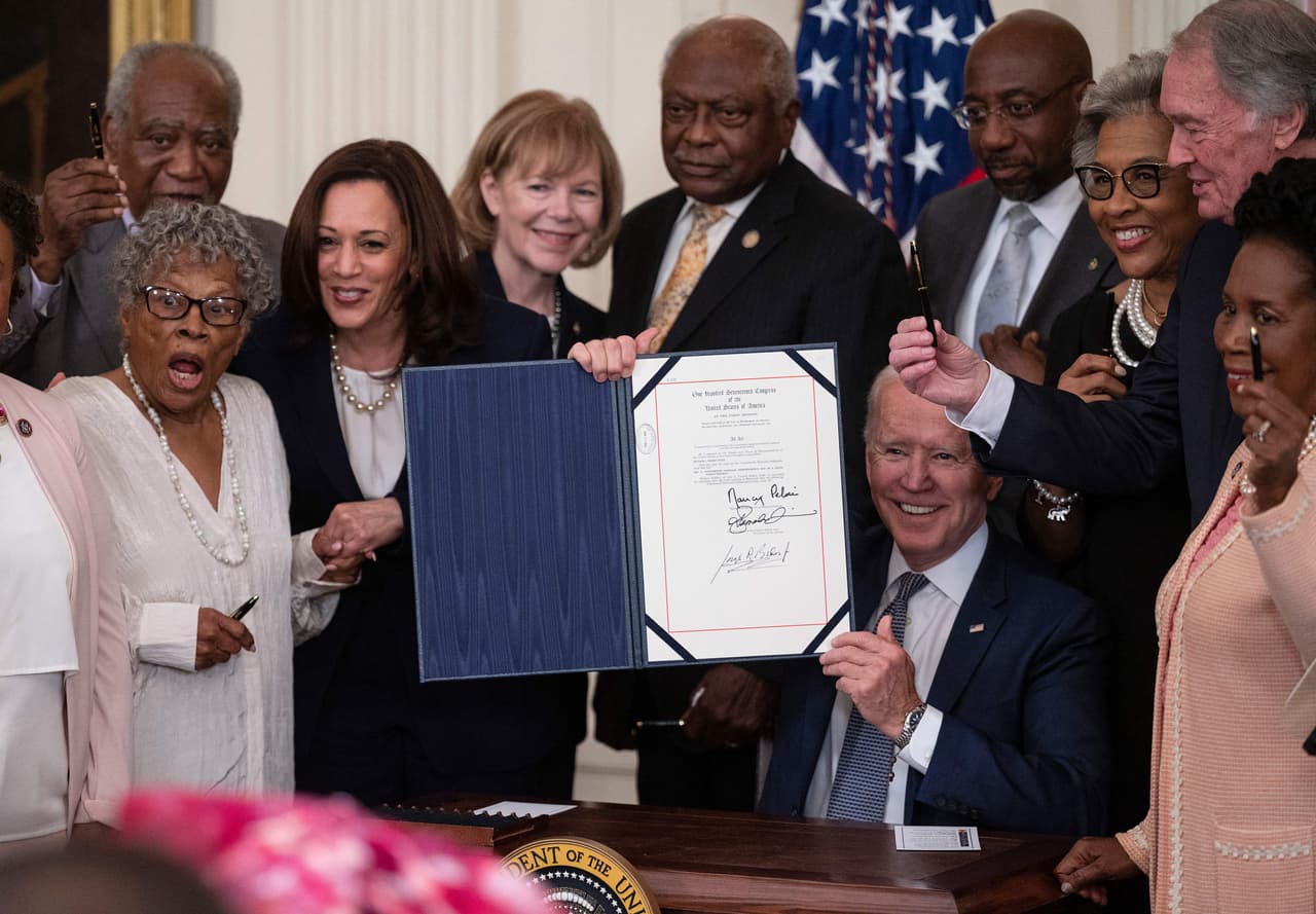 El presidente 
<a href="https://www.univision.com/temas/joe-biden"><b>Joe Biden</b></a> 
<a href="https://www.univision.com/noticias/estados-unidos/congreso-aprueba-la-ley-para-convertir-en-fiesta-nacional-a-juneteenth-biden-firma"><b>firmó</b></a> el 17 de junio de 2021 una ley que convierte en un feriado federal a 
<a href="https://www.univision.com/noticias/politica/claves-juneteenth-celebracion"><b>Juneteenth</b></a>, la fecha que conmemora el día en que los últimos esclavos de Estados Unidos se enteraron que eran libres. La fecha es el duodécimo feriado federal oficial del país.