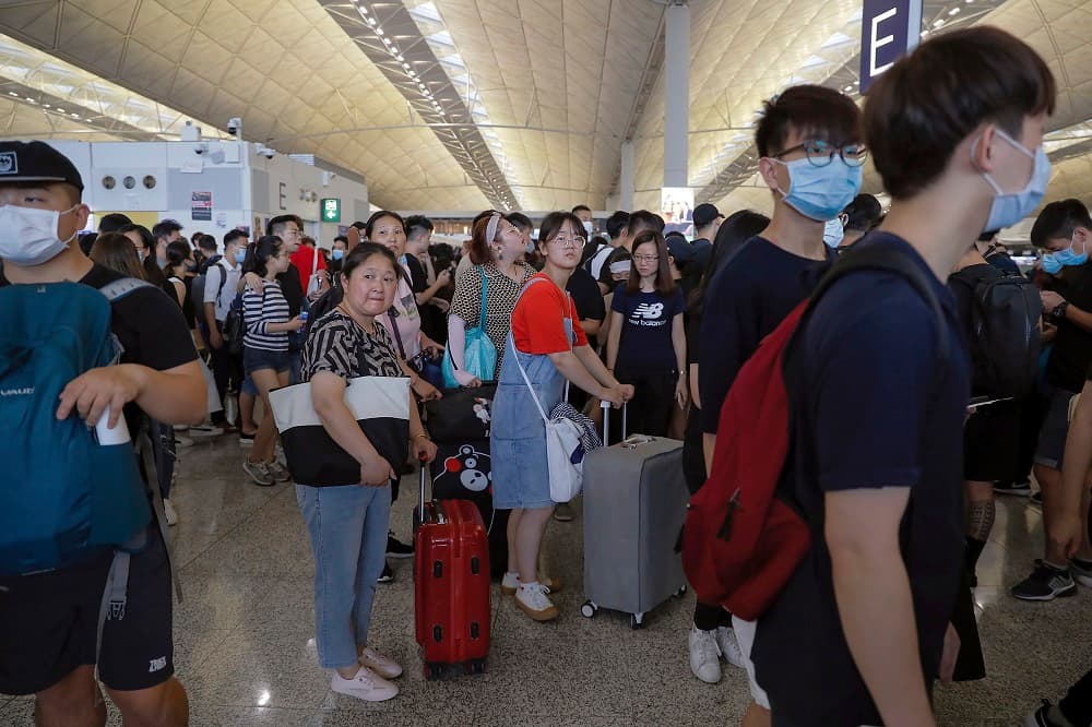 A pesar de que la líder del Gobierno local, Carrie Lam, dio por "muerto" el proyecto a principios de mes, los manifestantes no se dieron por satisfechos y han seguido inundando las calles de la ciudad. 
<br>