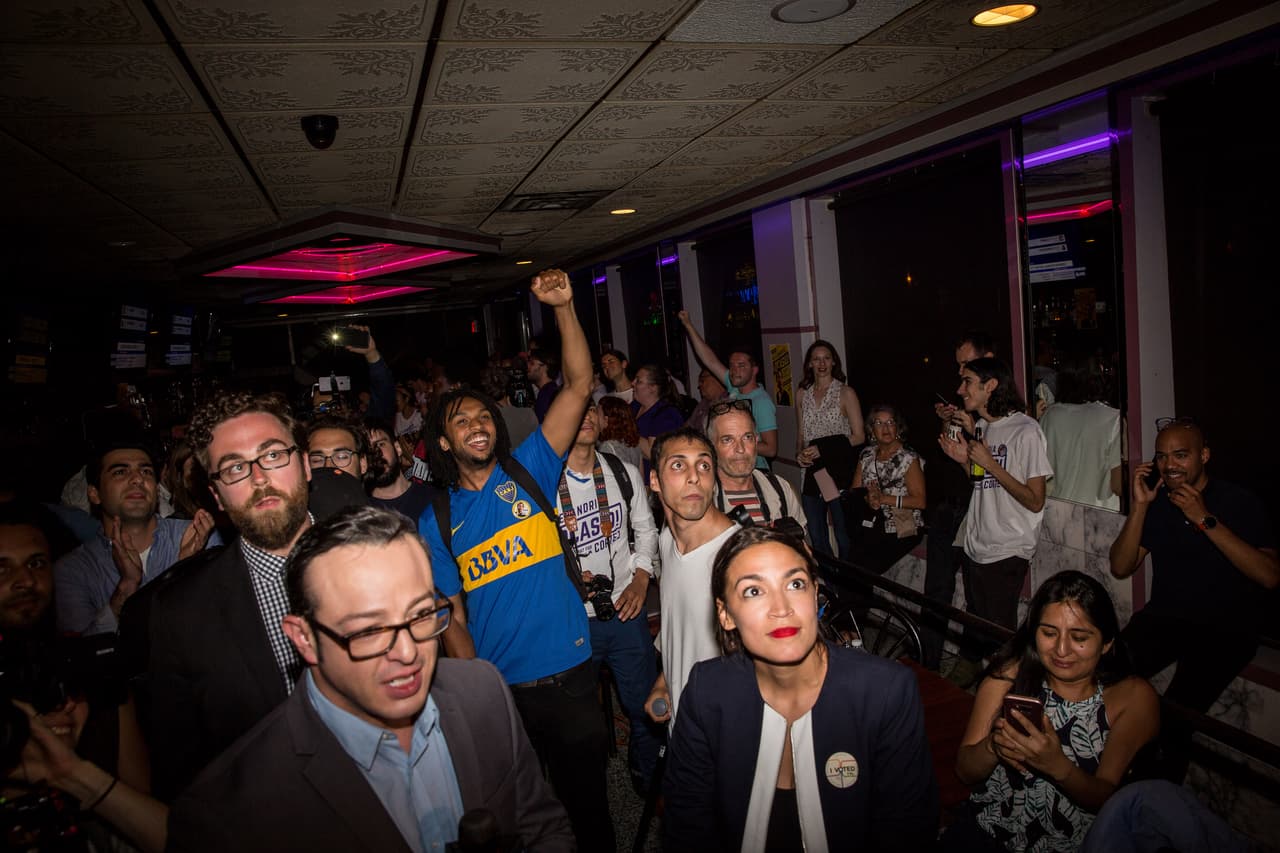 El resultado de Nueva York es parte de la batalla entre el ala tradicional del Partido Demócrata, liderada por Nancy Pelosi, y una facción más liberal inspirada en la carrera presidencial de Bernie Sanders en 2016.